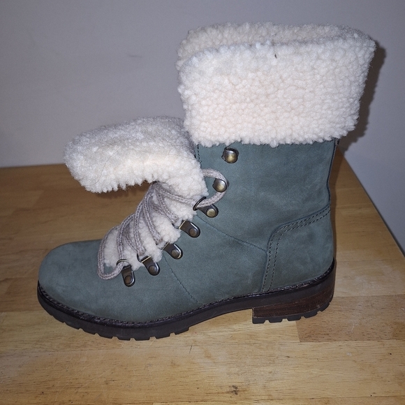 A pair of UGG Fraser Slate leather fur lined ankle boots in ladie's size 6. EUC - Picture 4 of 12